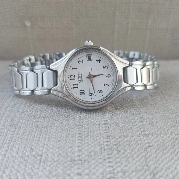 Vintage Seiko Quartz Ladies Wristwatch Silver Tone Analog Watch Date Calendar main image 7